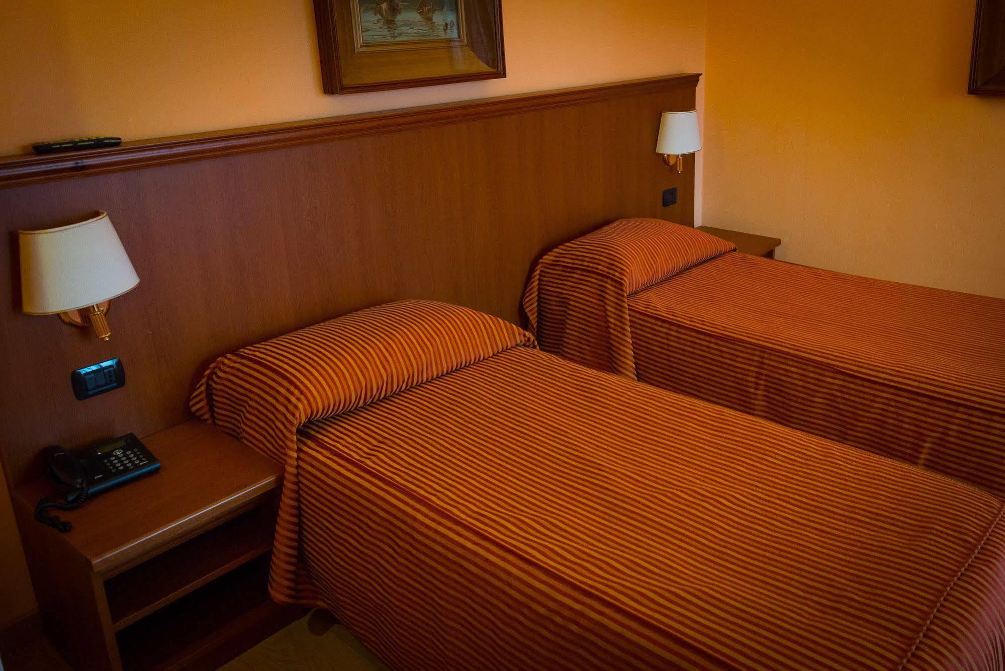 Hotel & Apartments Rinaldo Borgomanero Exterior foto